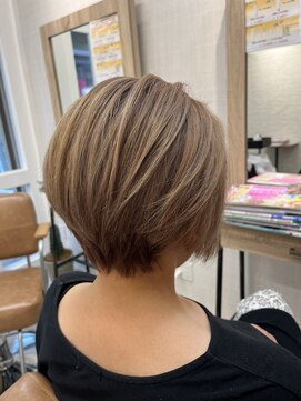 モアヘアーセカンド(MORE-HAIR Second) 前下がりショート×ピンクの残留色素を活かしたシャドールーツ