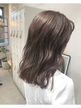 ヘアデザイン ソラ(Sola) 大人可愛い柔らかくすみブラウンカラー×ウェーブミディ
