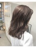 大人可愛い柔らかくすみブラウンカラー×ウェーブミディ