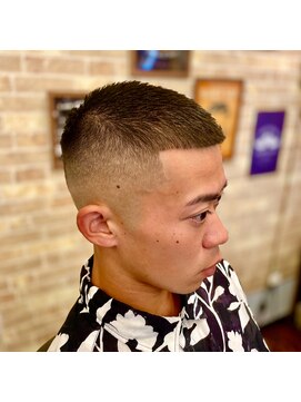 バーニーズ バーバークラブ(BARNEYS BARBER CLUB) フェードカット