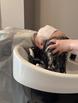 ナラ(nala)の写真/美髪を手に入れるには髪の土台のケアから。エイジングケアが期待できるヘッドスパで特別なサロンタイムを＊