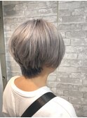 個性的カラーグレーパールショートカットサラツヤ髪