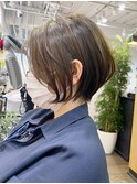 美シルエットくびれショートボブ、前髪なし立体感グレージュ