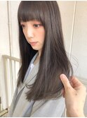 アッシュグレージュのストレートロング