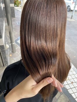 アカラ(AKALA)の写真/[脱白髪染め！]暗くなりすぎない、透明感のある色味を実現♪隠すカラーではなく魅せるカラーが叶う☆