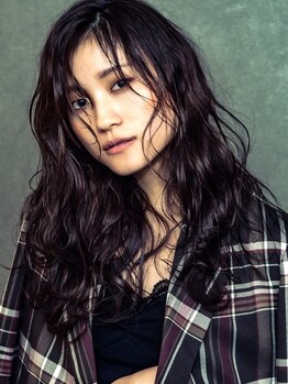 暗く染める、明るくぼかす、白髪をデザインにしたり現代では色々な白髪カバーの方法があります！