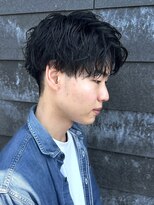 ヒュイル バイ ニアウ(Hwyl by Niau) メンズ軽めセンターパートパーマニュアンスパーマ刈り上げ