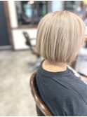 ベージュ系ハイトーンショートボブ