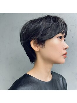 【白髪は隠さずおしゃれに活かす】大人女子が通うプライベートサロンは、時間とおしゃれを楽しめる