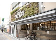 フラッグ FLAG藤井寺店の雰囲気（駅前から見えるカフェの様なオシャレな外観）