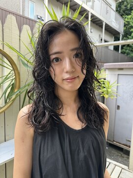 アデ オモテサンドウ(ade omotesando) 柔らかいカールで作るおしゃれ女子ウルフヘア