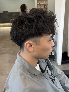 ヒュイル バイ ニアウ(Hwyl by Niau) 刈り上げスパイキーショート/スパイキーパーマ/伊勢崎市