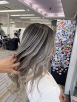 アフューズバイストゥー(Vfuse by StueW) 海外風バレイヤージュ×シルバー◎