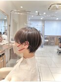 耳掛けで可愛いマッシュショート
