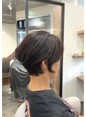 大人世代にも似合う耳掛けショート