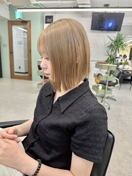 ヒビヲ(HIBIO) ショートボブ切りっぱなしボブタッセルボブベージュカラー横浜