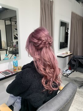 アリーズ シブヤ(ALLYS shibuya) ピンクヘアハーフアップアレンジ