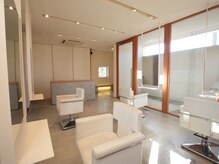 ラシェヴー(LA CHEVEU)の雰囲気(白を基調としたナチュラルな店内で特別なひとときを♪)