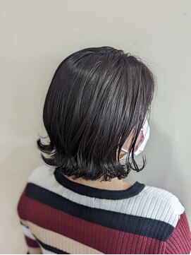 ウミト(Umito) 内巻きボブベースの外ハネボブ仕上げ ナチュラルベージュ