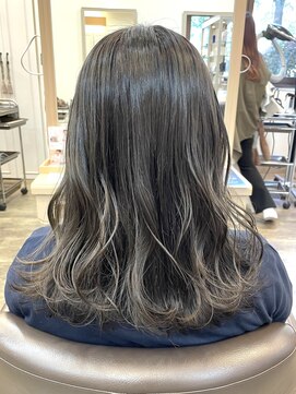 アルターリール(aL ter Rire) 黒髪/グレーベージュ/レイヤーロング/前髪パーマ /中村郁未