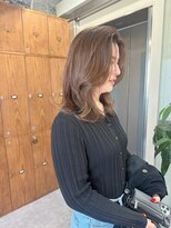 大人ベージュ毛流れレイヤーミディアム