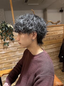 ミモザワークス(Mimosa Works) 強めな 波巻きパーマ にウルフでクールな印象に