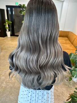 メリー オオサカ(Merly Osaka) smoky ash balayage