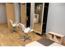 簡易的なキッズスペースがございますので親子でお越し頂けます。