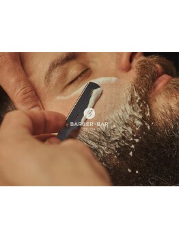 【21時迄営業】眉・ひげ・フェードのカミソリを使った匠の技が選ばれる理由。顔型や毛質に合わせてデザイン