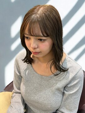 透明感ベージュブラウン×外ハネミディ