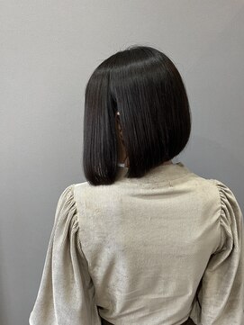 ジーニー(GeeNY) 美しいラインのワンレンボブ