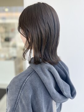 ヒビカ(HIBIKA) 顔まわりレイヤー×外はねミディ