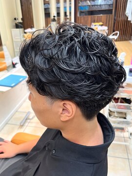 クオリス 上板橋店(QUALIS) 20代30代◎韓国風センターパートラルフカール刈り上げ