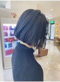 黒髪を楽しめるアッシュブラック×30代40代前下がりボブ