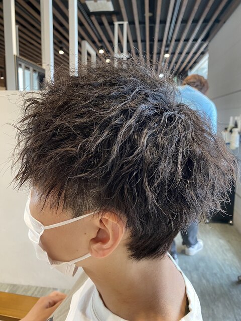 ツイストパーマ黒髪暗髪トレンドメンズヘア大人ショート