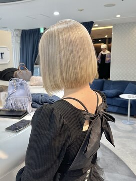エアー 青山(AIR) ミニボブ切りっぱなしボブミルクティーブロンドベージュ