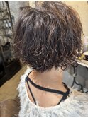 大人のくびれ×パーマボブで、ふんわり抜け感ヘアに