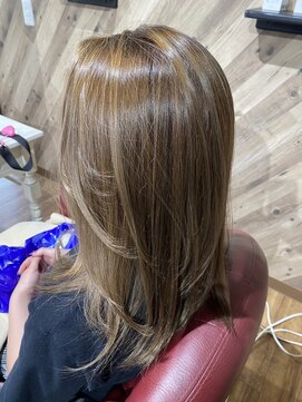 ルネッサンスヘアー ラファエロ(RAFFAELLO) ラテグレージュ　ハイライト　ブリーチあり　レイヤーカット