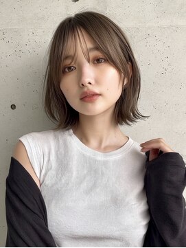 ミー 岡崎(mii) miiワンカール外はねロブ×肌映えアッシュブラウン