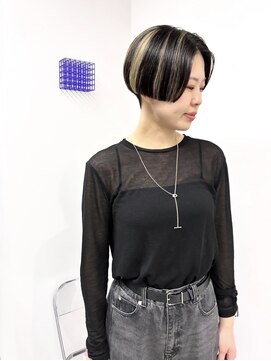 イラカ(elaka) ハイライト×ブロックカラー×刈り上げショート