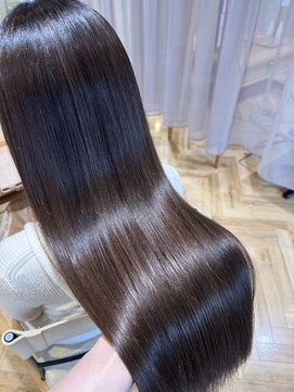 リベラル(liberal) 髪質改善　くすみベージュ フェミニンロング【20代/30代/40代】