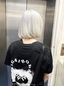 ホワイト 梅田(white) ＊シルバー×ボブ