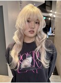 ホワイトブロンド巻き髪