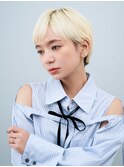 前髪あり似合わせハイトーンショートヘアホワイトベージュカラー