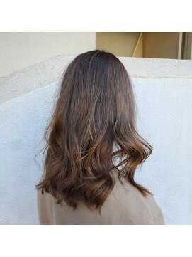 アリア(Aria) ミディアムレイヤー×外国人風カラー【臼杵/大分】