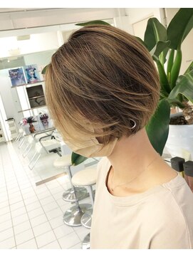 ヘッズ 市川(HEADS ex) ダブルカラーミルクティーベージュインナーカラーショートボブ