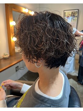 ビハインドザカーテン(BEHIND THE CURTAIN) 無造作パーマ×レイヤーショートパーマ×白髪ぼかしハイライト