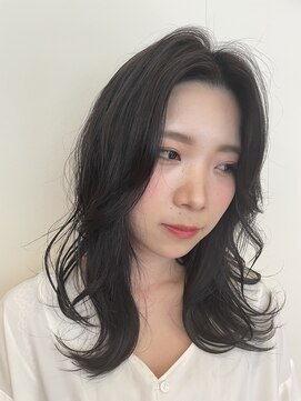 ヘアサロン トラヴィス(hair salon Travis) 定番コテ巻き×センターパートミディアム