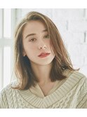 光で輝くシルキーベージュに大人の外ハネ髪