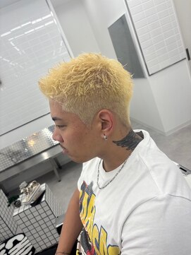 ダムディートウキョウ 心斎橋店(DAMDEE TOKYO) 金髪刈り上げショート